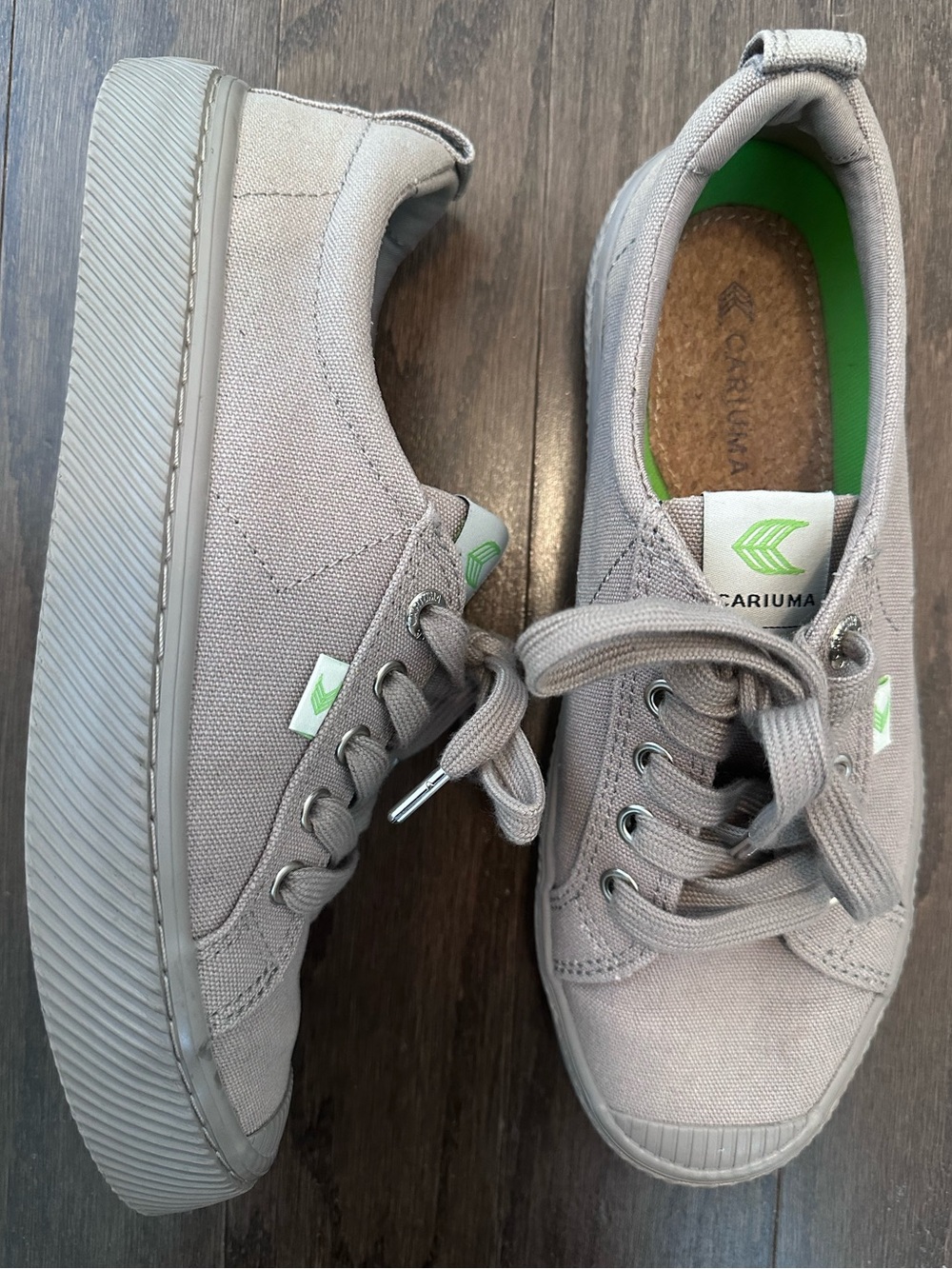 Cariuma Taupe OCA Low-Top Canvas Sneakers with Green Accents Women’s Size 7.5